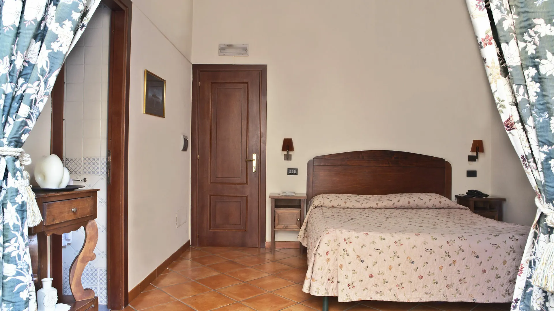 Locanda Dell'Arte Naples 2*,  Italy